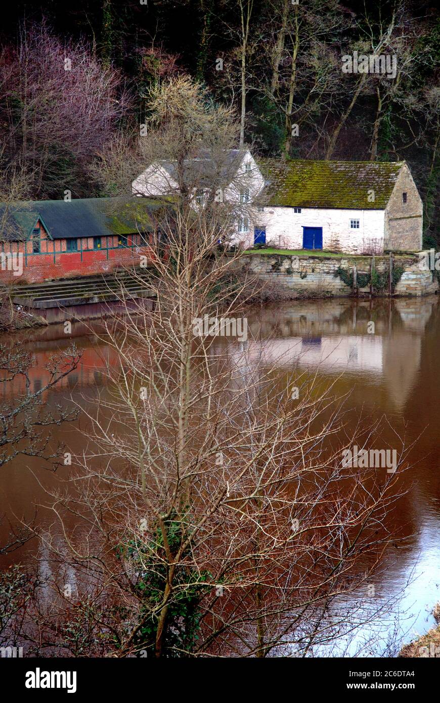 Weiß gestrichene Gebäude und Bootshaus auf dem Fluss tragen in Durham Stockfoto