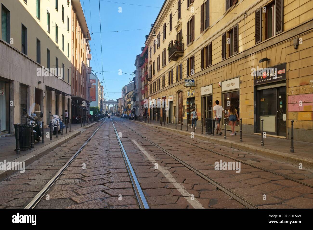 Mailand nach der Schleuse unten an einem Wochentag entlang der Naviglio Grande. Es gibt nur wenige Touristen und wenige Menschen, aber die Stadt versucht langsam, wieder normal Stockfoto