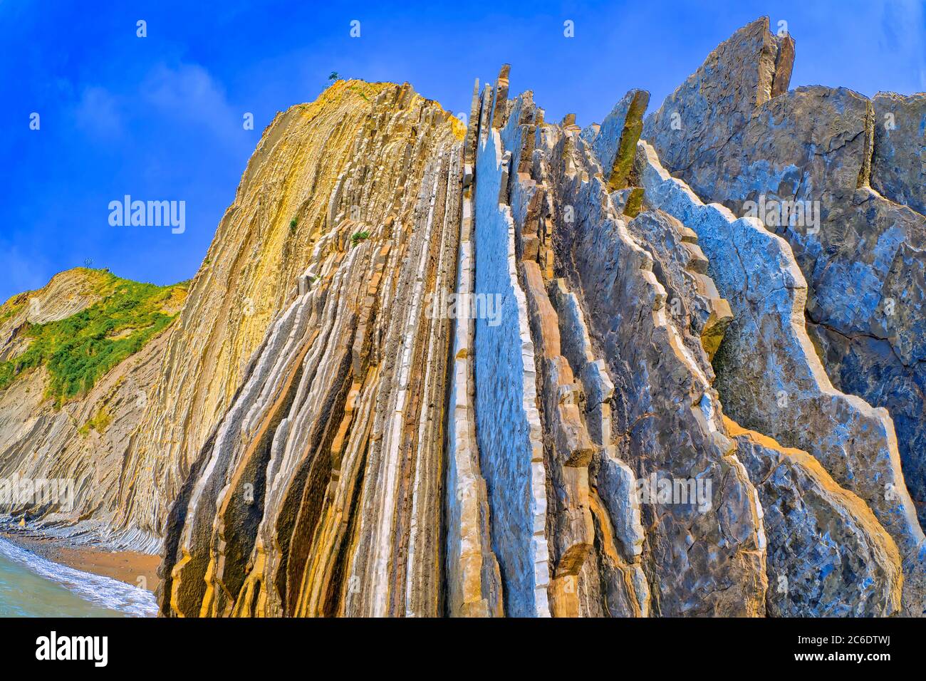 Steil gekippte Schichten von Flysch, Flysch Cliffs, Baskische Küste UNESCO Global Geopark, European Geopark Network, Zumaia, Guipúzcoa, Baskenland, Spanien Stockfoto