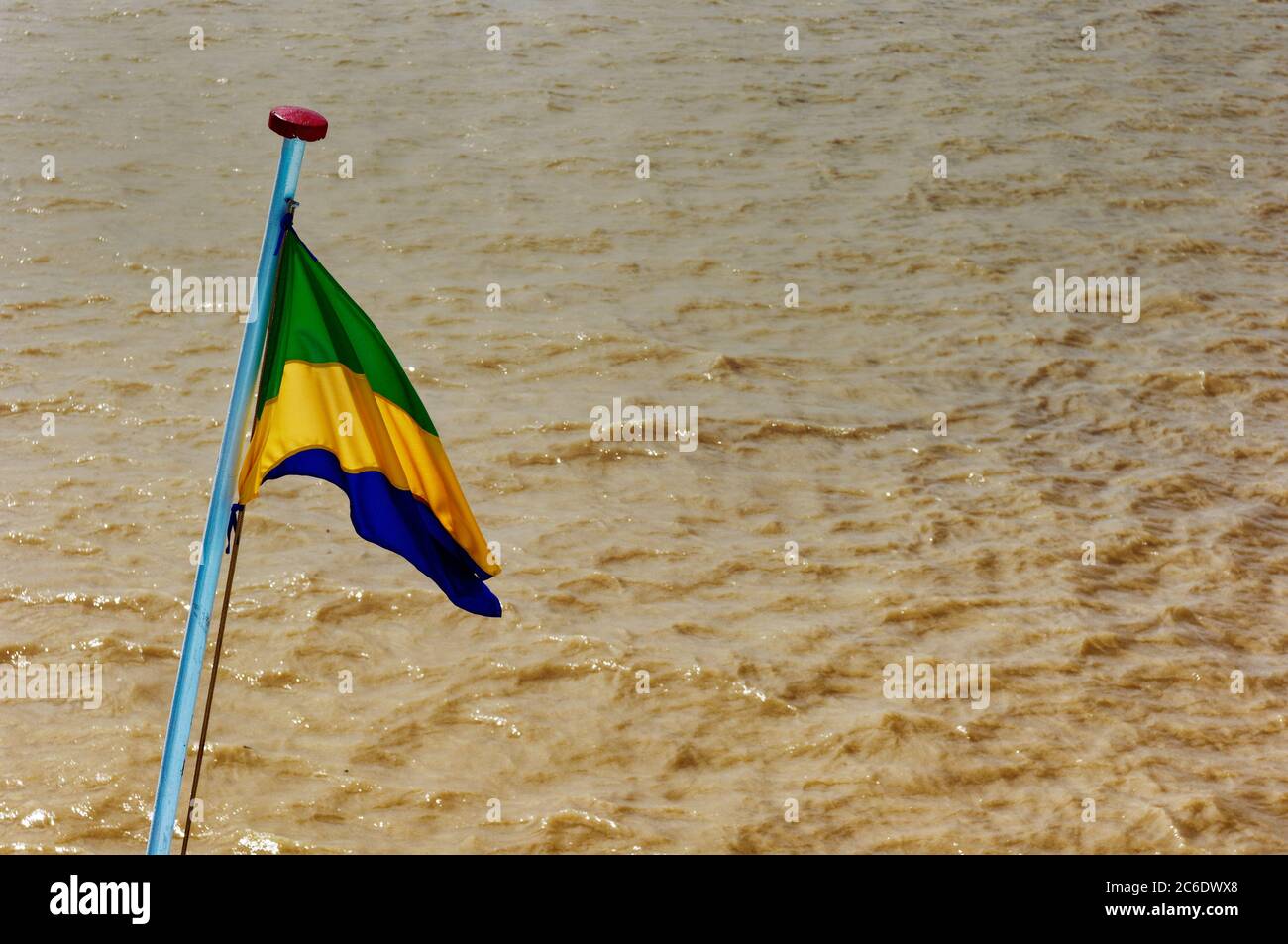 Flagge von Inlandwassertransport von Myanmar, der auf dem Heck einer Fähre über den Yangon-Fluss bei Dala fliegt Stockfoto