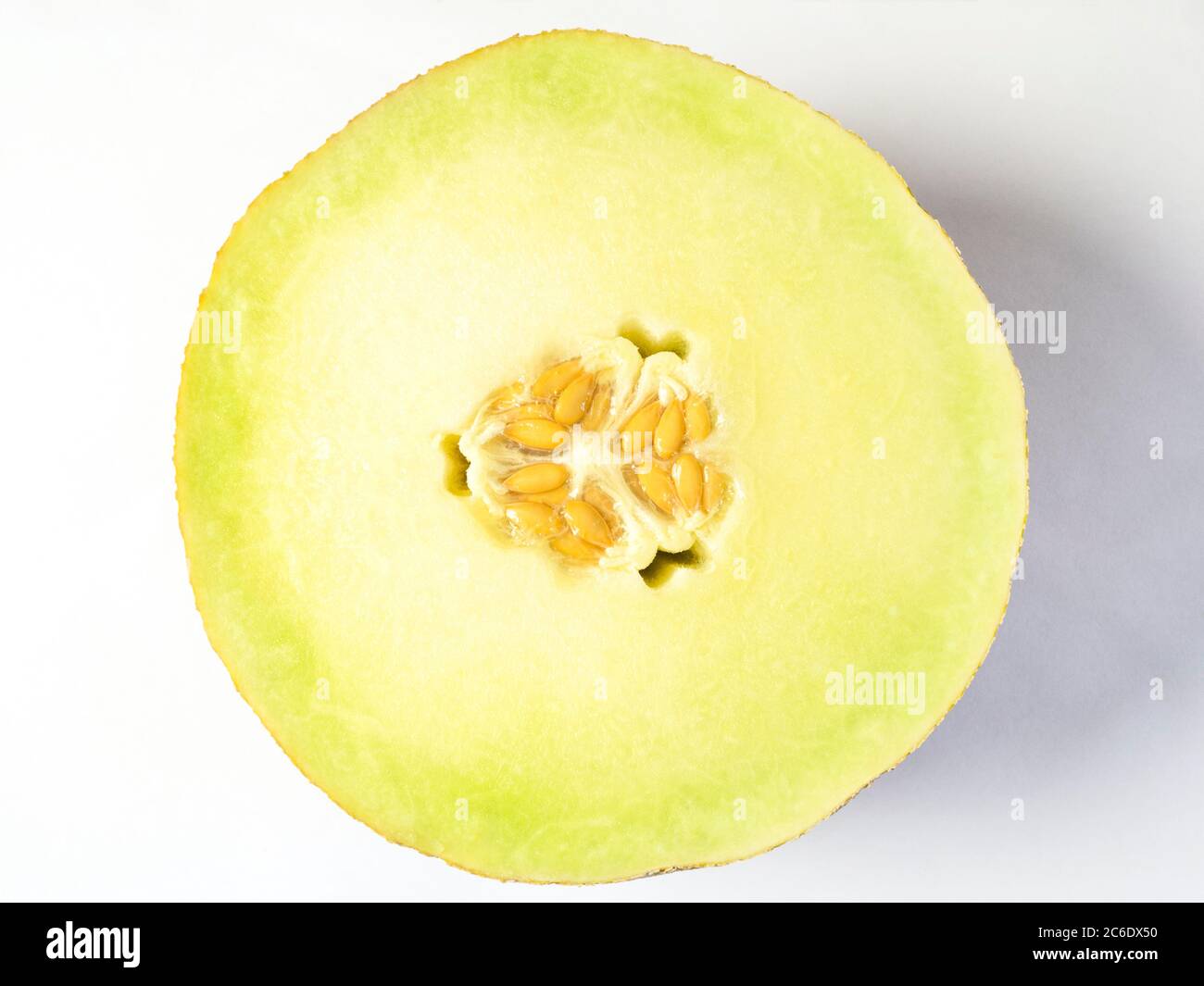 Eine halbe frische galia Melone mit isolierten Samen auf weißem Hintergrund Stockfoto