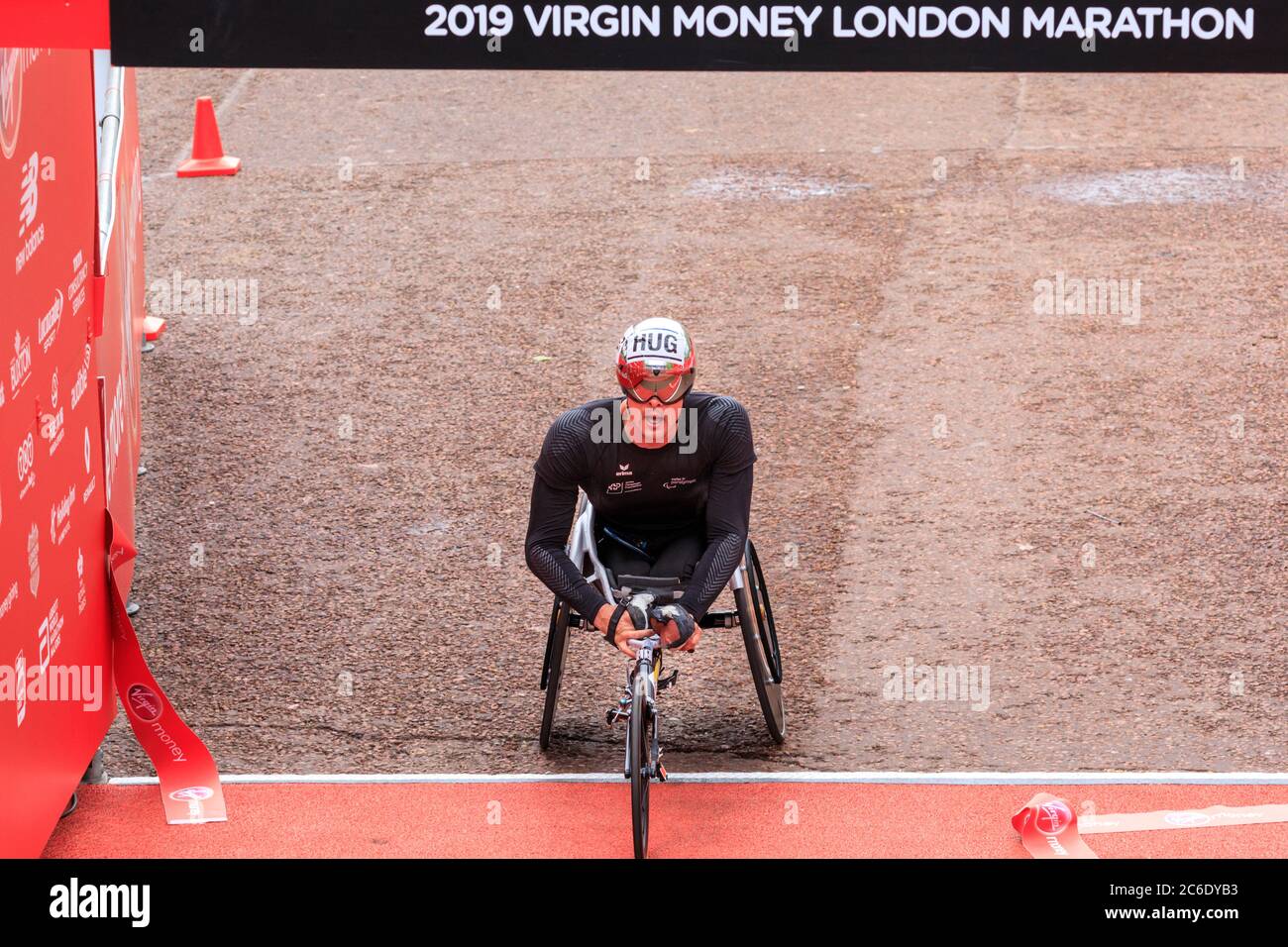 Marcel Eric Hug, Schweizer Rollstuhlfahrer, gewinnt die Silbermedaille beim Männer-Rollstuhlrennen beim Virgin London Marathon 2019, England, UK Stockfoto