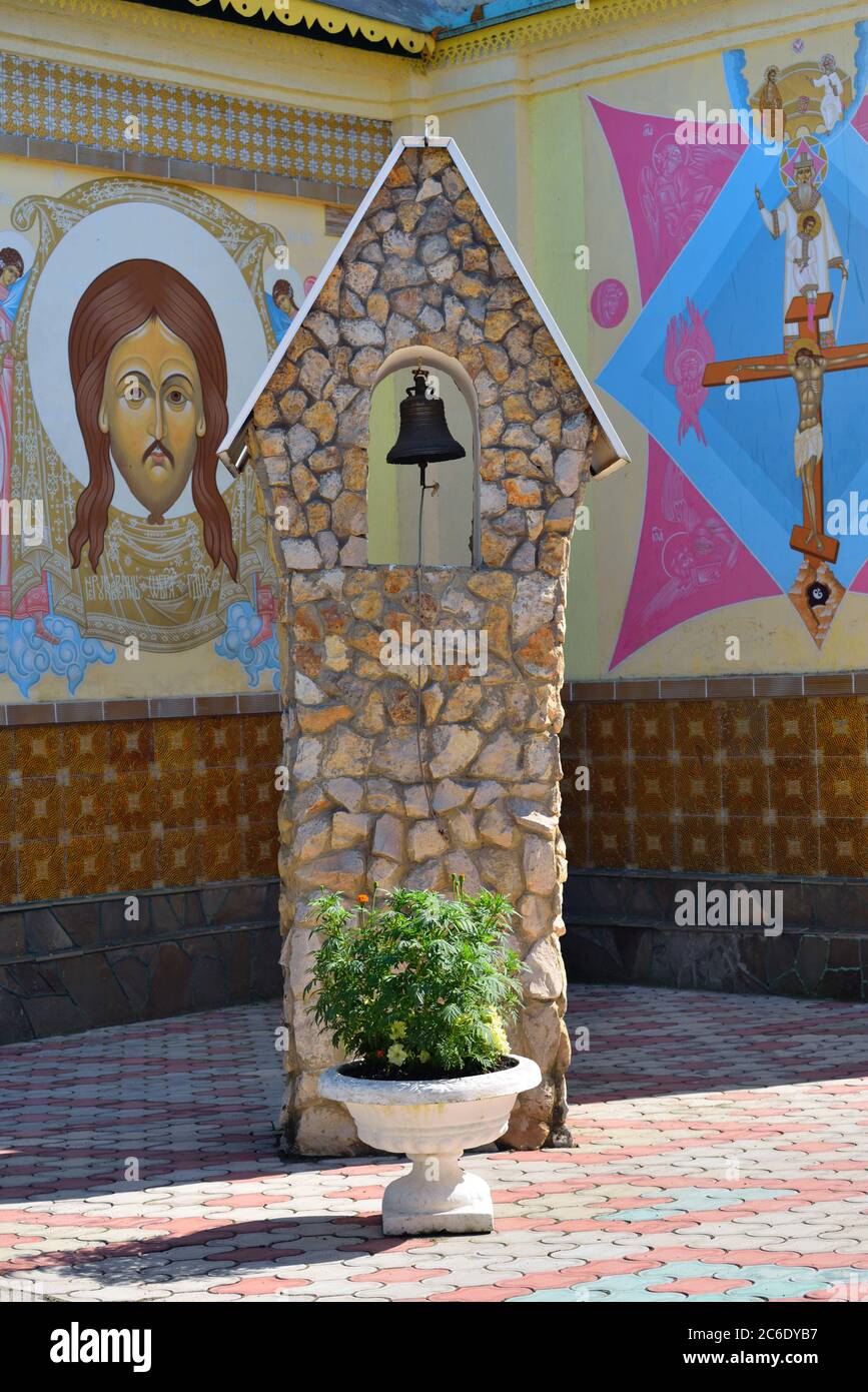 DEDILOVO, RUSSLAND - 6. AUG 2016: Kloster St. Paraskeva-Pyatniza. Typisches Meisterwerk der alten russischen Orthodoxie Eklektizismus Architektur in Dedilovo V Stockfoto