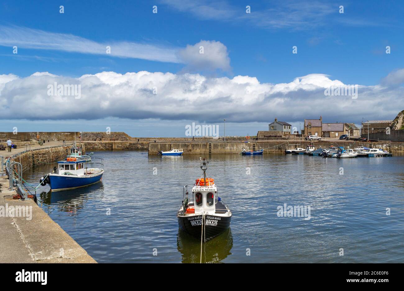 CULLEN BAY STRAND UND STADT MORAY KÜSTE SCHOTTLAND DER HAFEN VON SEATOWN UND KLEINE BOOTE AN EINEM SONNIGEN JULITAG Stockfoto