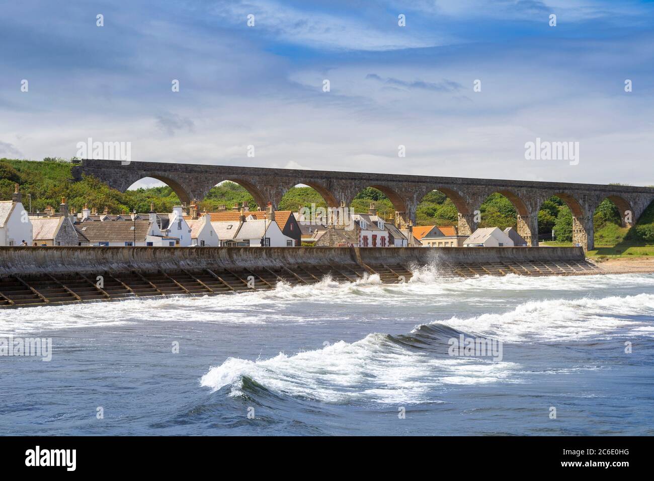 CULLEN BAY STRAND UND STADT MORAY KÜSTE SCHOTTLAND DIE HÄUSER UND VIADUKT VON SEATOWN UND WELLENBRECHER UND WELLENBRECHER Stockfoto