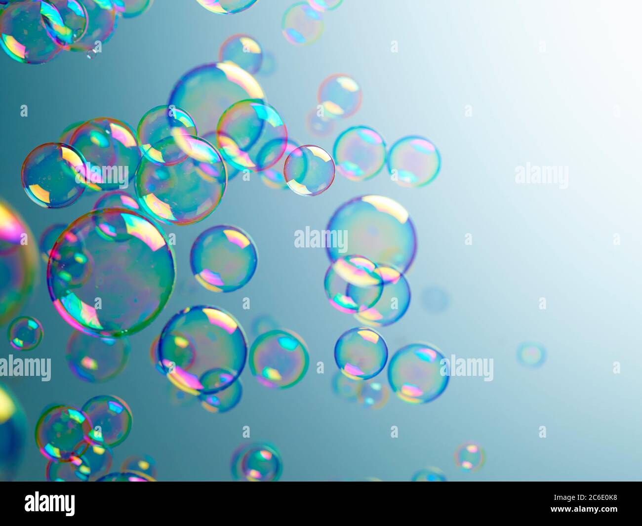 Durchscheinende Blasen auf blauem Hintergrund Stockfoto