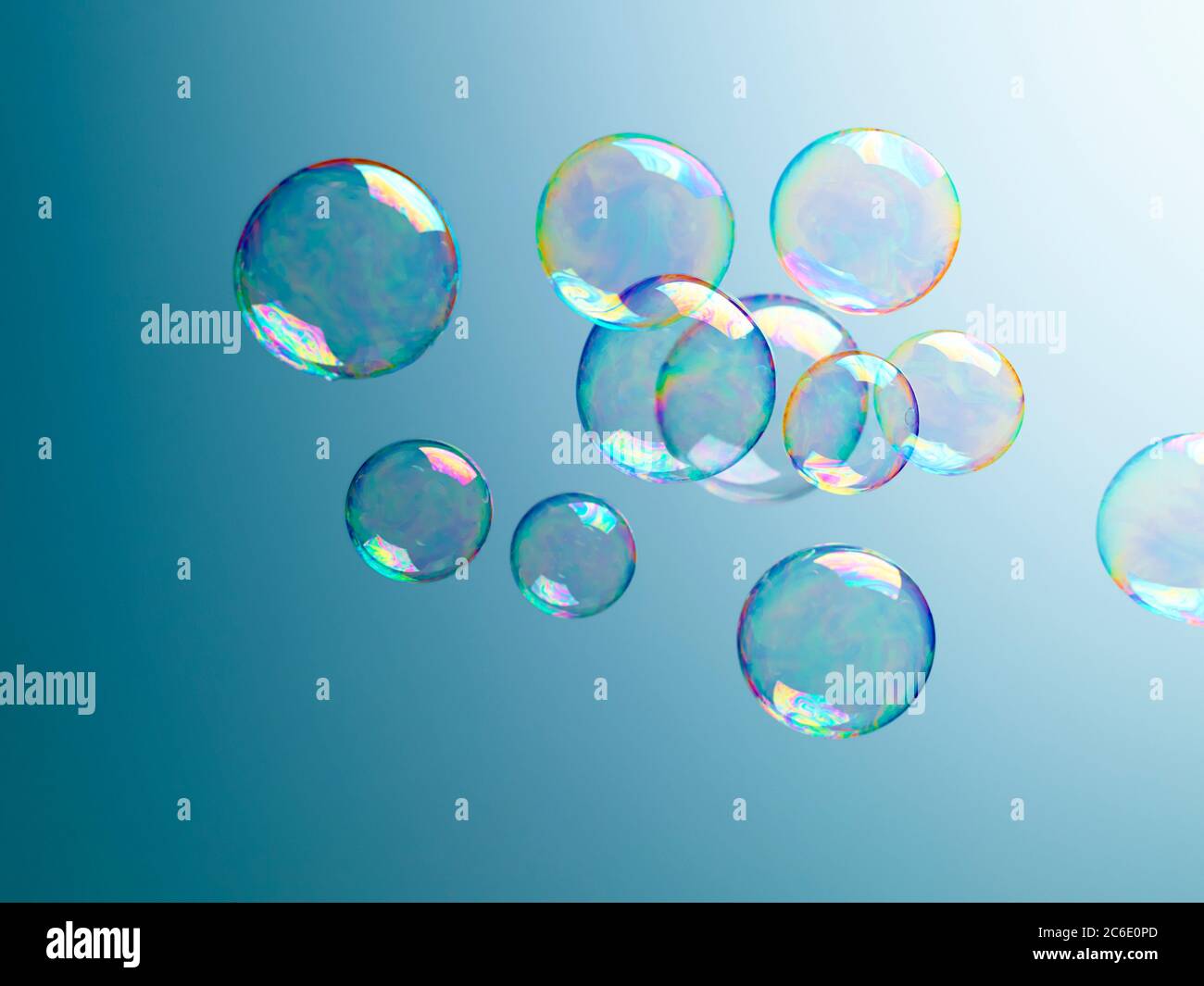 Durchscheinende Blasen auf blauem Hintergrund Stockfoto