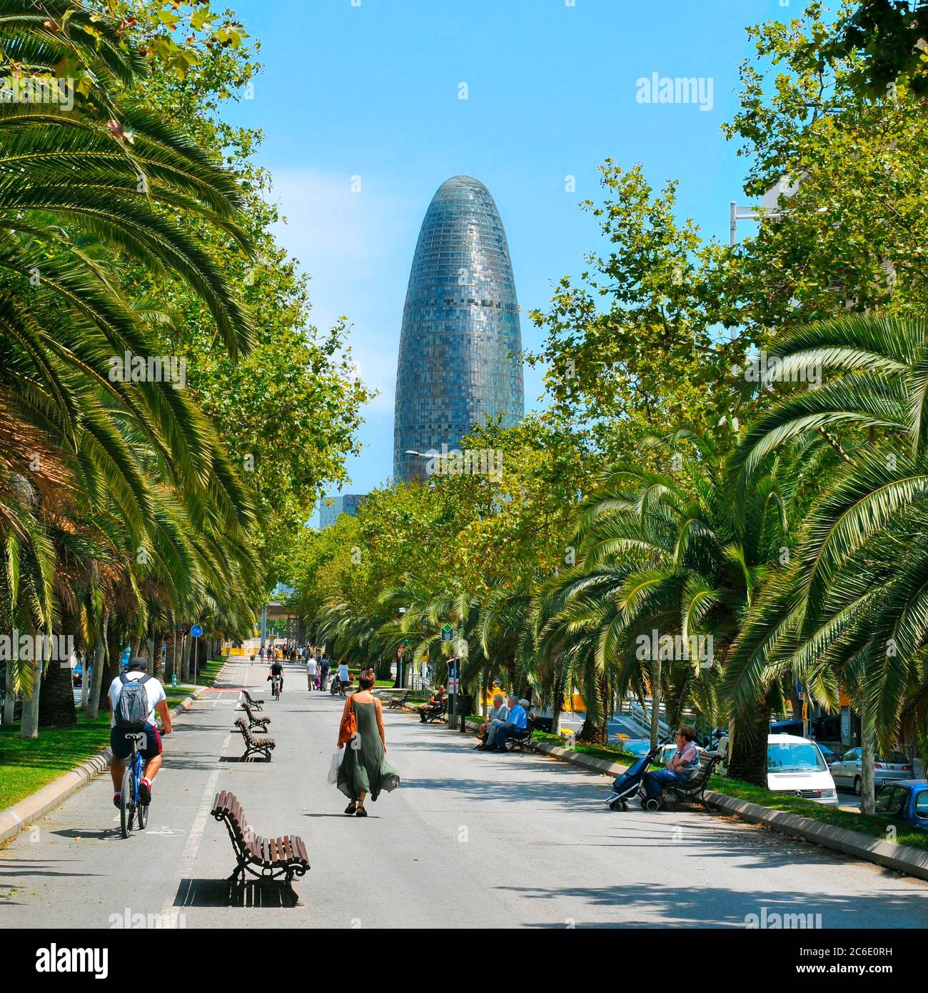 BARCELONA, SPANIEN - 14. JULI: Menschen, die am 14. Juli 2014 in Barcelona, Spanien, in der Avinguda Diagonal mit dem Torre Agbar im Hintergrund spazieren gehen. Diese 38-s Stockfoto