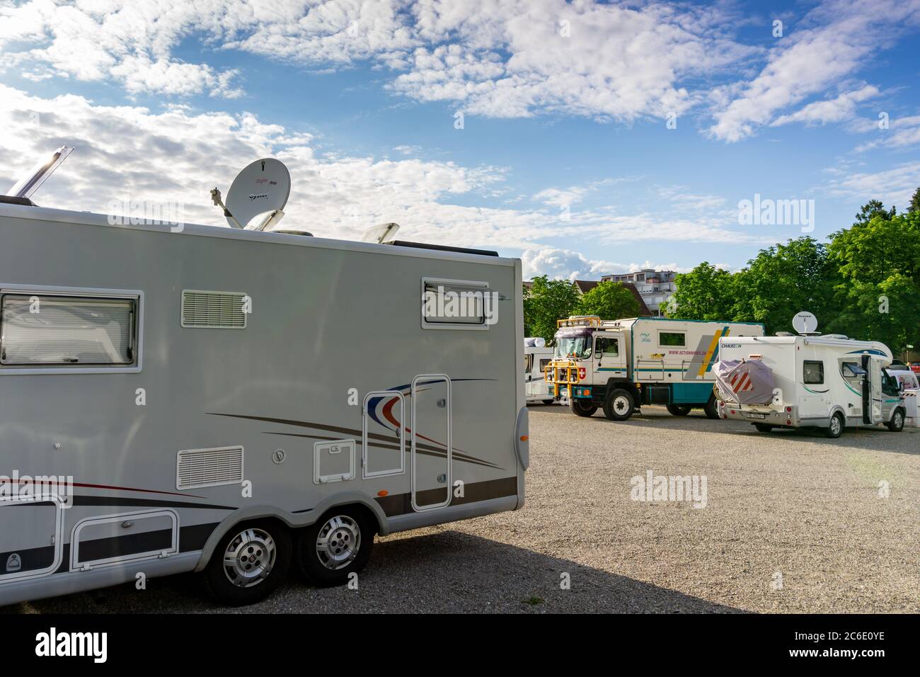 Bad Säckingen, BW - 4. Juli 2020: Blick auf den Wohnmobil-Stellplatz in der Stadt Bad Säckingen in Süddeutschland mit vielen parkenden Fahrzeugen Stockfoto