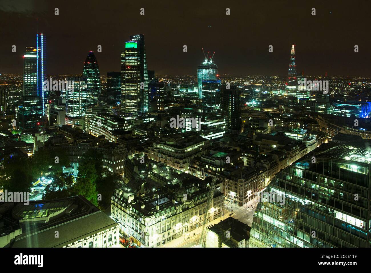 Blick auf die Londoner Stadtlandschaft bei Nacht, Großbritannien Stockfoto