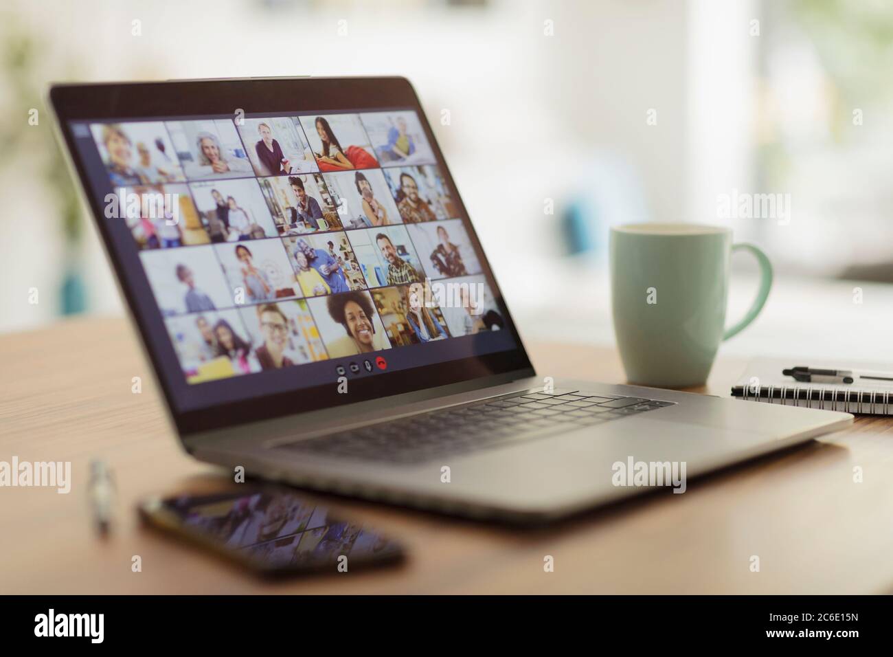 Videokonferenzen für Kollegen auf dem Laptop-Bildschirm Stockfoto