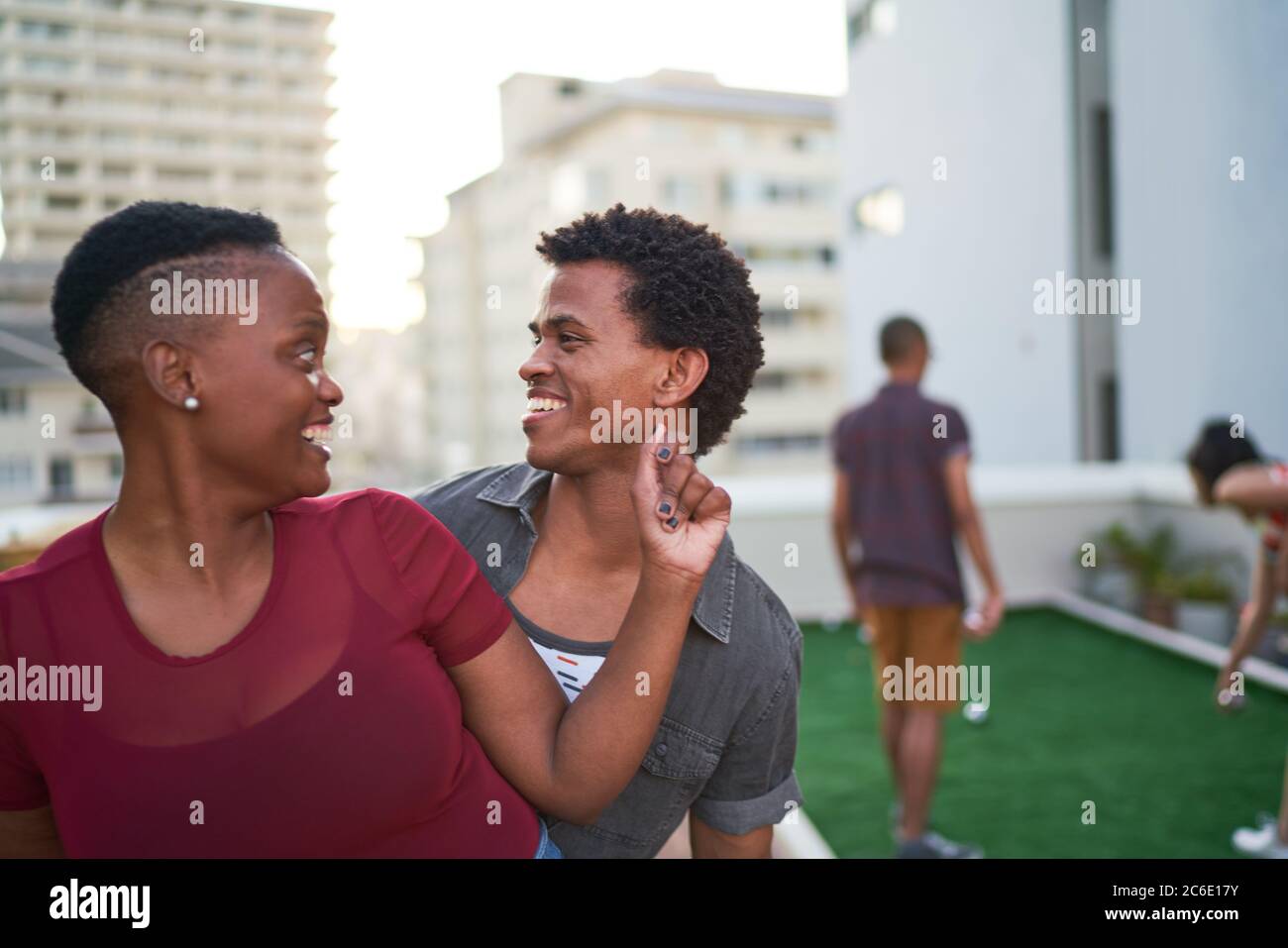 Fröhliches junges Paar, das auf dem städtischen Dach tanzt Stockfoto