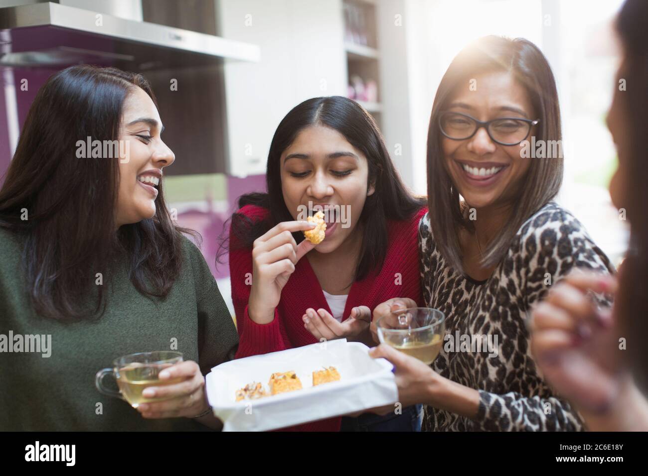 Glückliche Familie essen und trinken Stockfoto