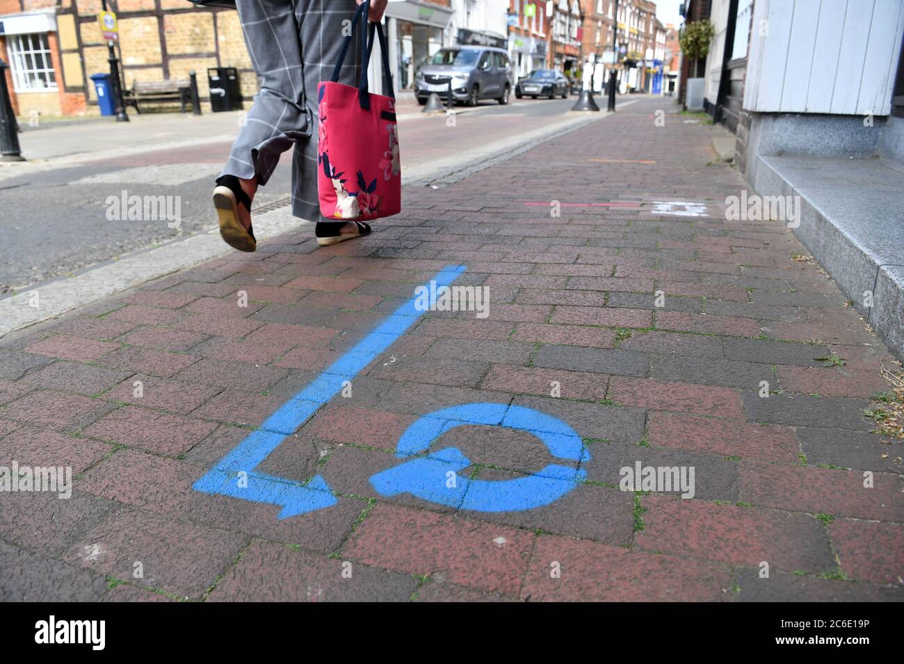 Geschäfte, die am 15. Juni 2020 zurückkehren, als die Coronavirus Covid-19 Pandemic Lockdown allmählich aufhebt.der rat hat Godalming High Street in Surrey mit Linien, Pfeilen und farbigen Aufforderungen besprüht, um Kunden zu helfen, sobald es wieder zurück. Eine strikte soziale Distanzierung von zwei Metern ist noch vorhanden. Bild aufgenommen am 27. Mai 2020 Stockfoto
