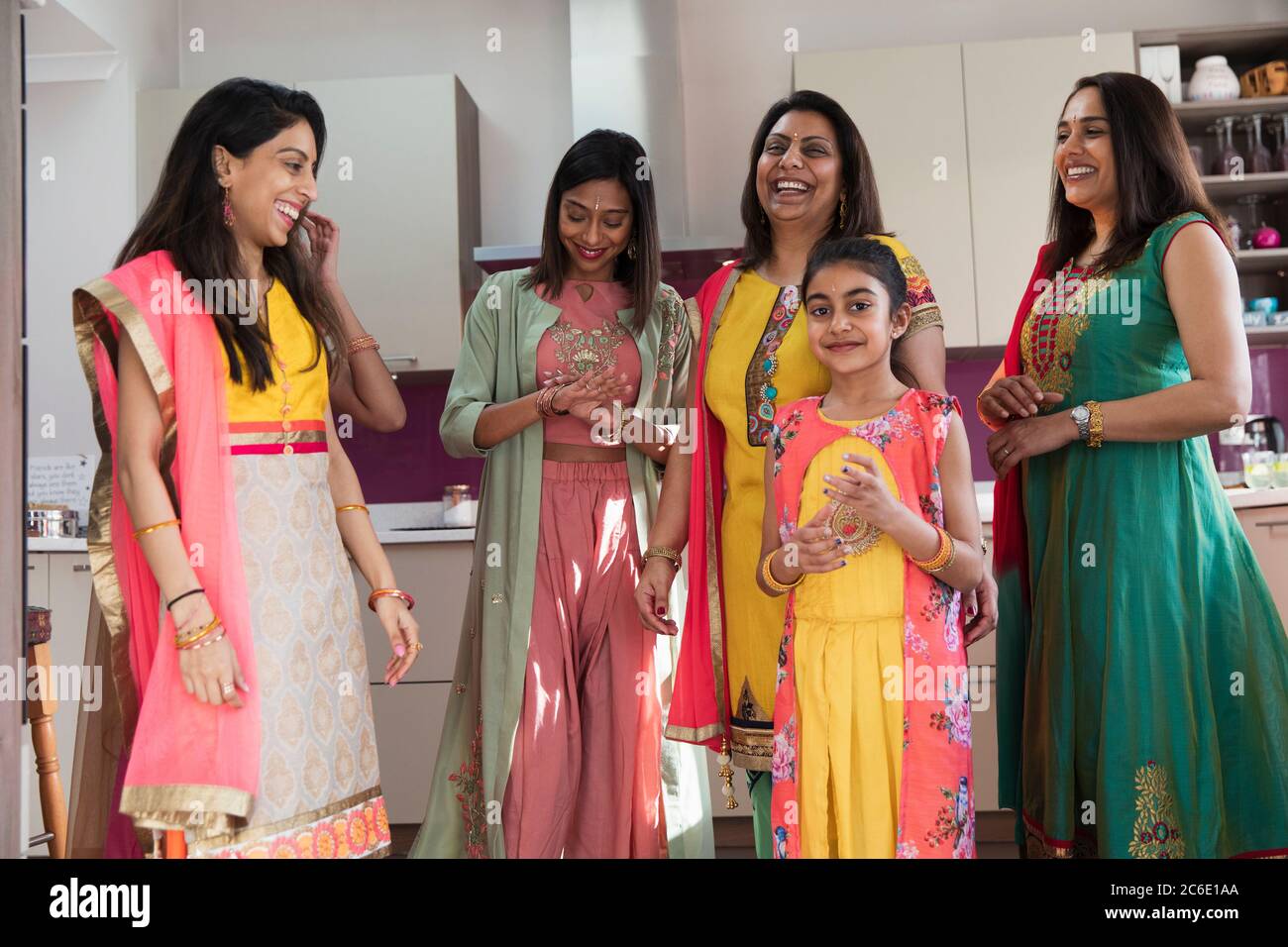 Glückliche multigenerationale indische Frauen in traditionellen Saris Stockfoto