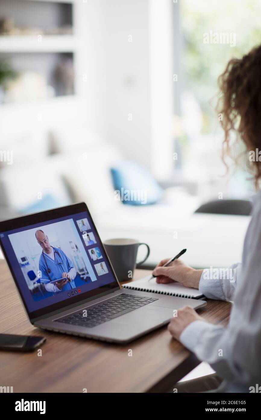 Videokonferenz mit einem Arzt auf dem Laptop-Bildschirm Stockfoto