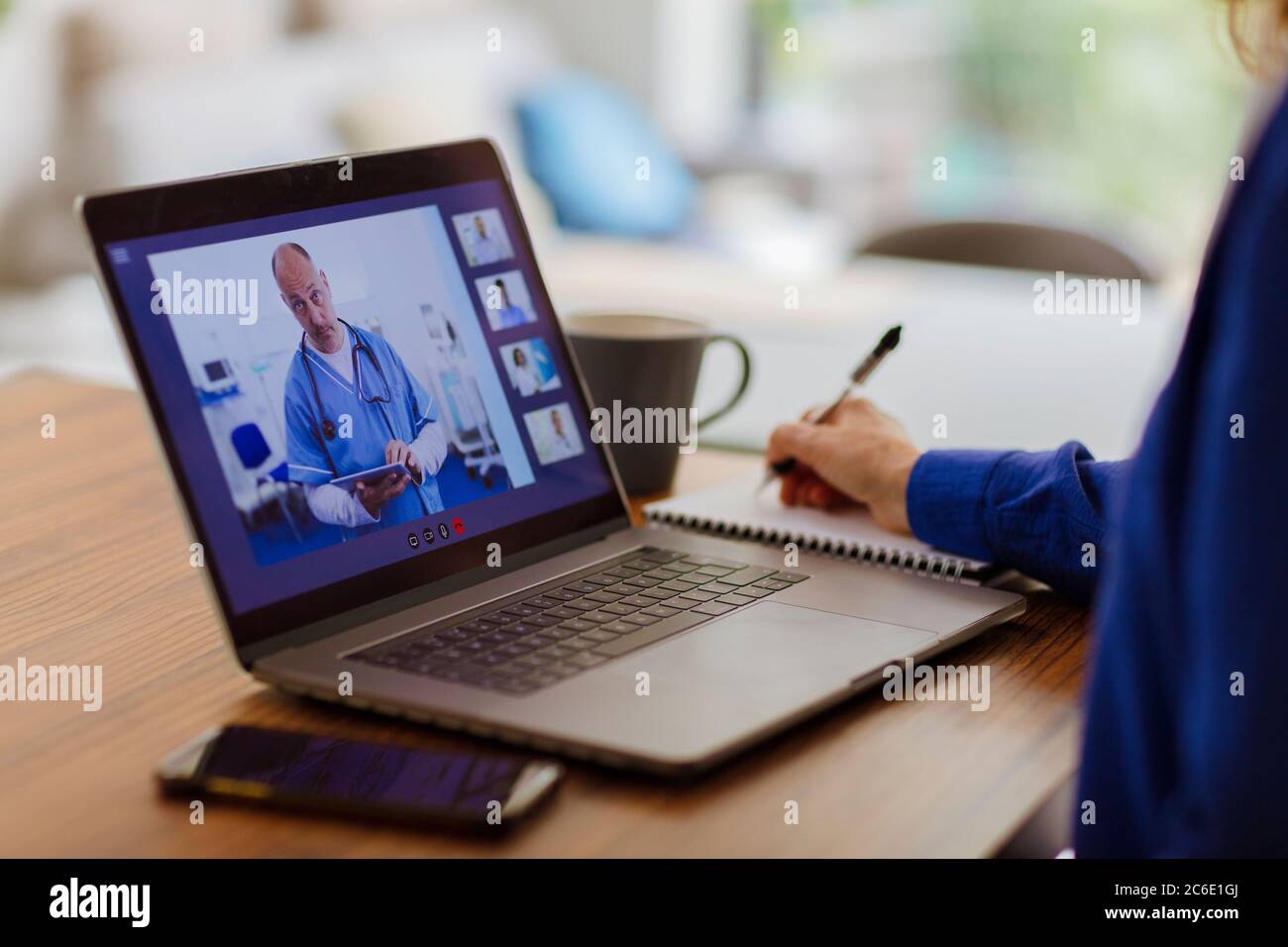 Videokonferenz mit einem Arzt auf dem Laptop-Bildschirm Stockfoto