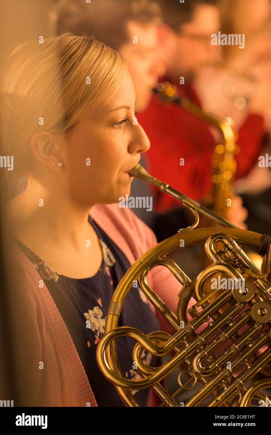 Frau spielt französisches Horn im Orchester Stockfoto
