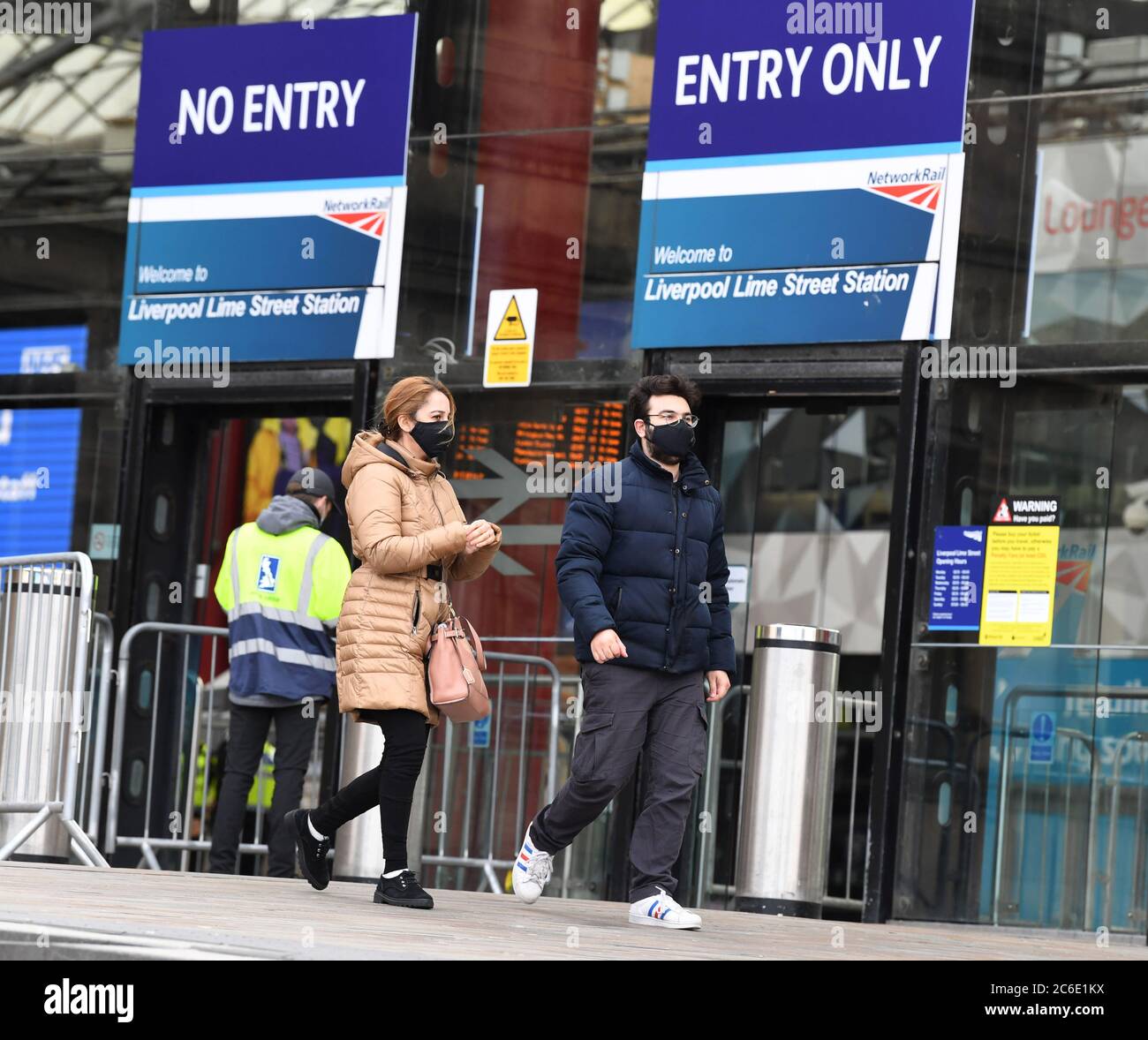 Menschen kommen aus Lime Street Station. Mai 2020. Stockfoto