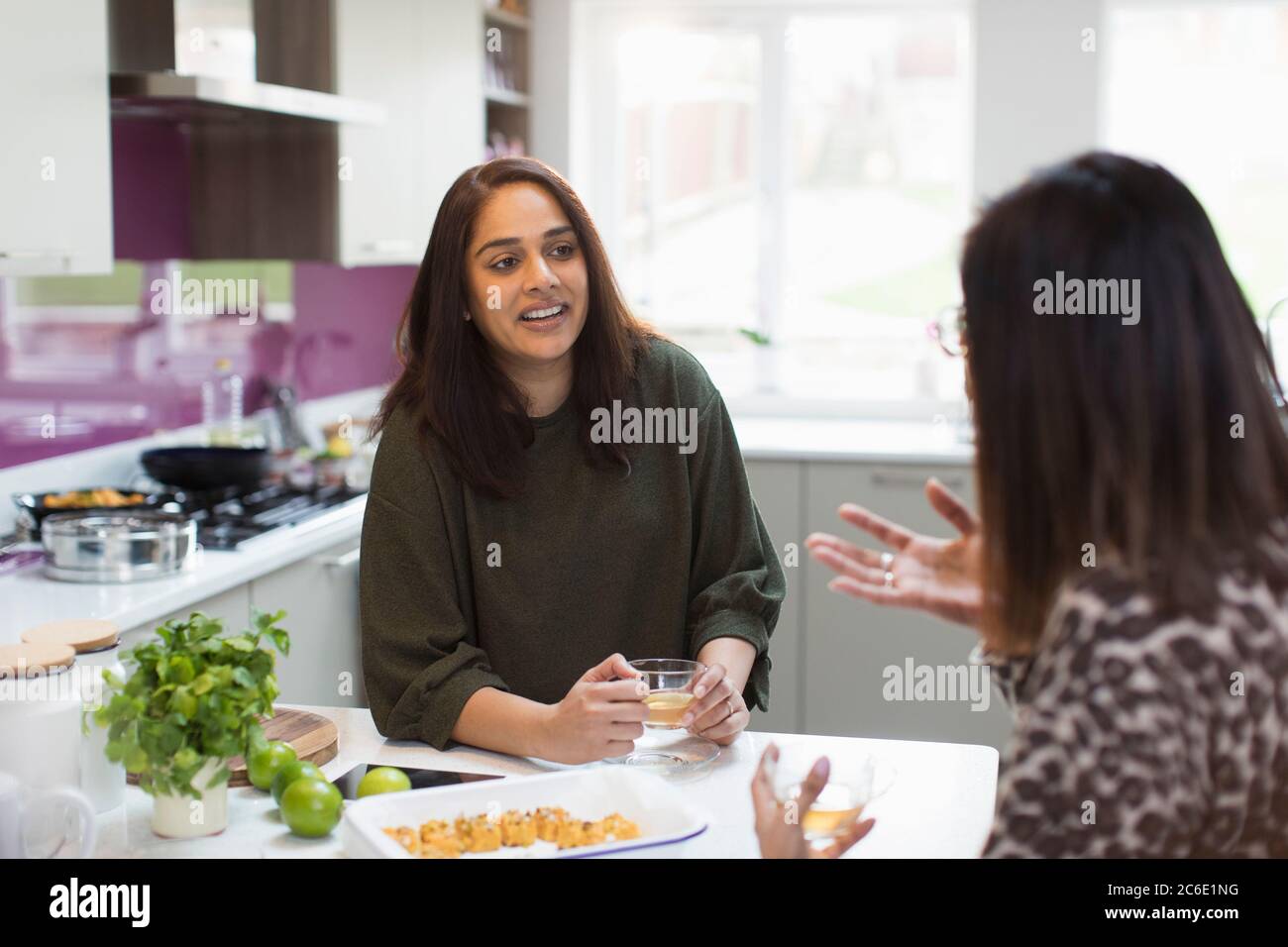 Frauen reden und trinken Tee in der Küche Stockfoto