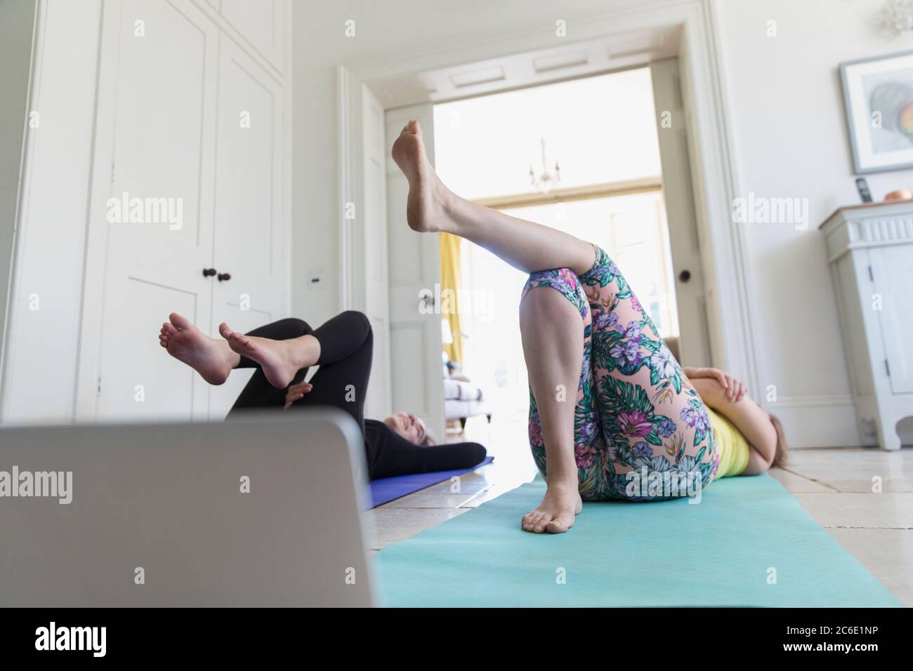 Mutter und Tochter nehmen Yoga-Kurs zu Hause Stockfoto
