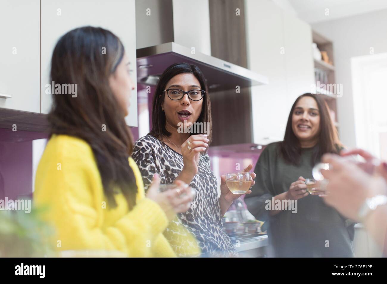 Frauen reden und trinken Tee in der Küche Stockfoto
