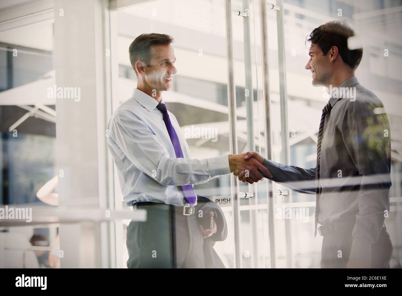 Geschäftsleute Händeschütteln im Büro Stockfoto