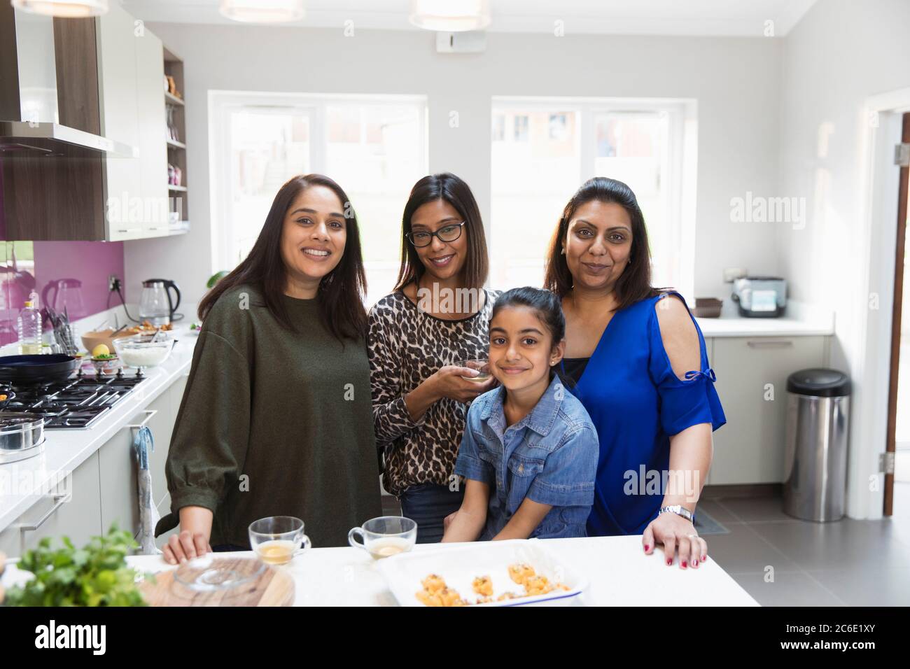Portrait glücklich indische Frauen Kochen in der Küche Stockfoto