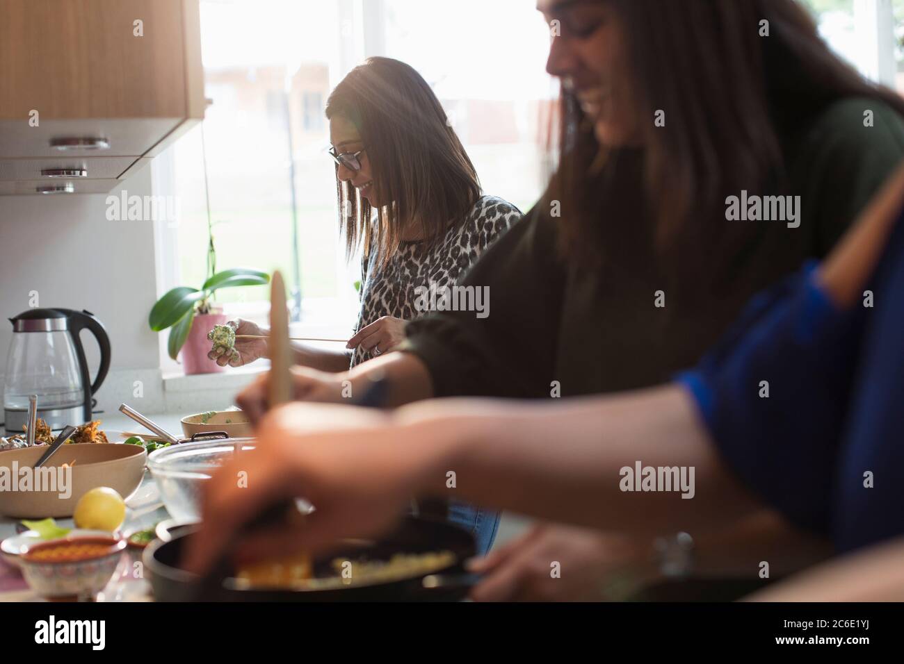 Indische Frauen kochen Essen in der Küche Stockfoto