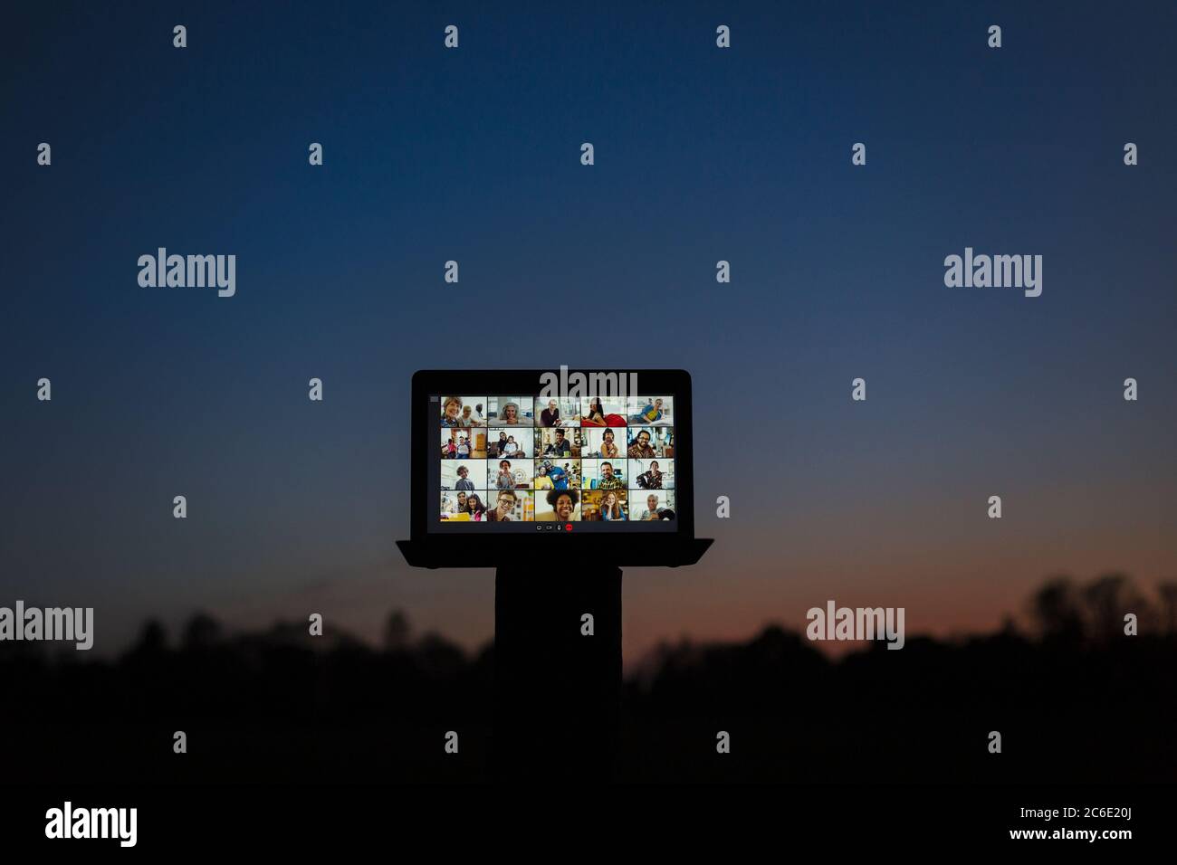Video-Chat auf Laptop-Bildschirm auf Post in der Dämmerung Stockfoto