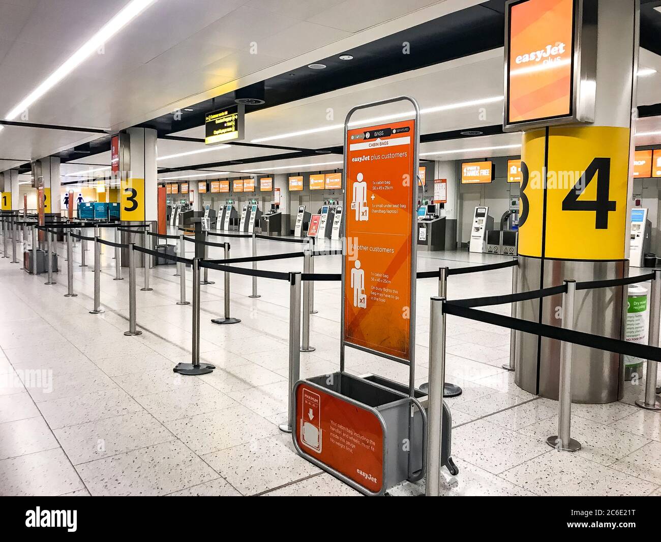 Flughafen London Gatwick, der ab dem 1. April sein Nordterminal schließen soll, ist verlassen und weiß nicht, wann er wieder geöffnet wird. EasyJet hat heute seine Flotte aufgrund der Covid-19 Coronavirus-Pandemie am 30. März 2020 in England gegründet Stockfoto