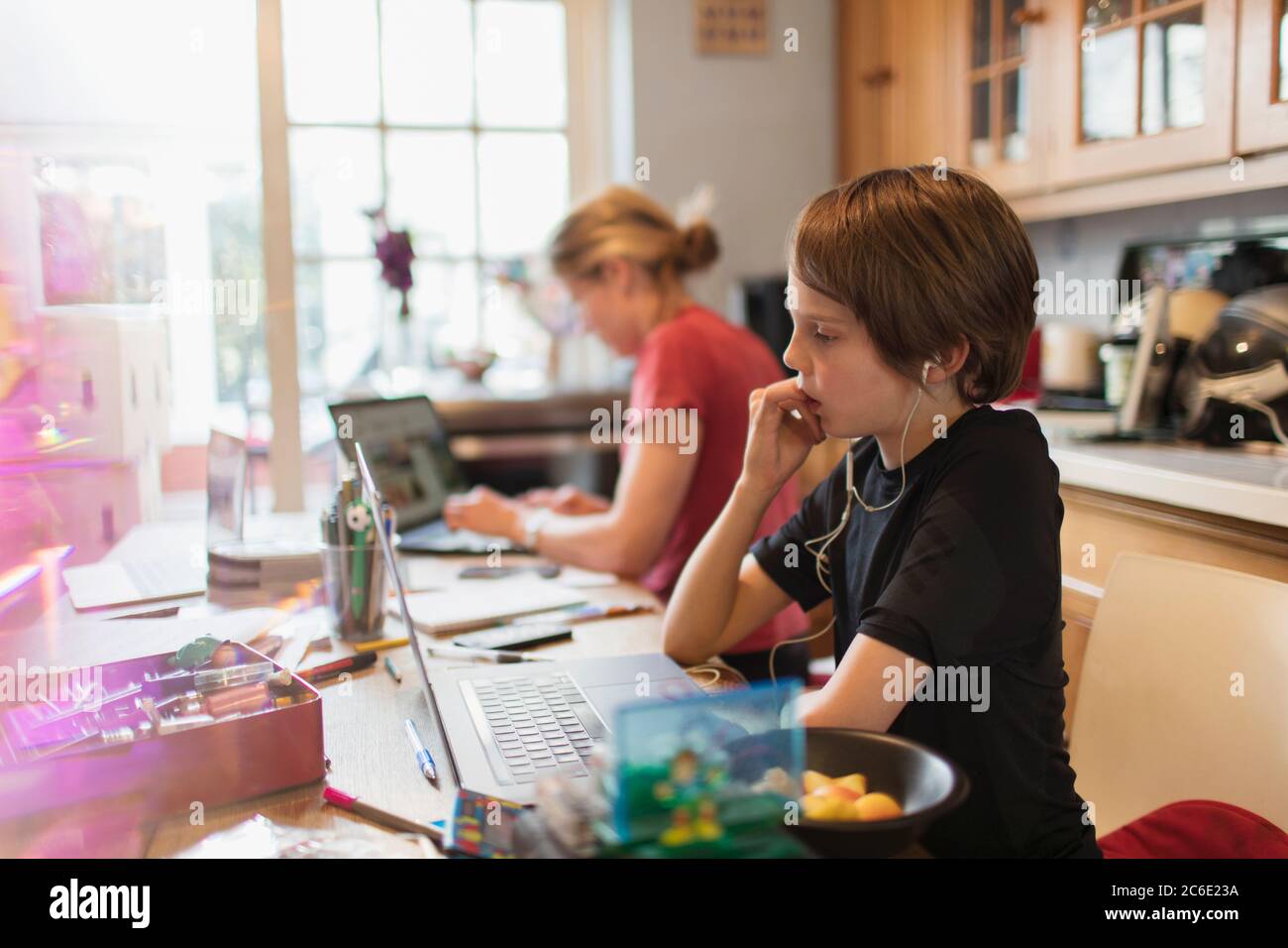 Fokussierter Junge Heimschooling am Laptop in der Küche Stockfoto