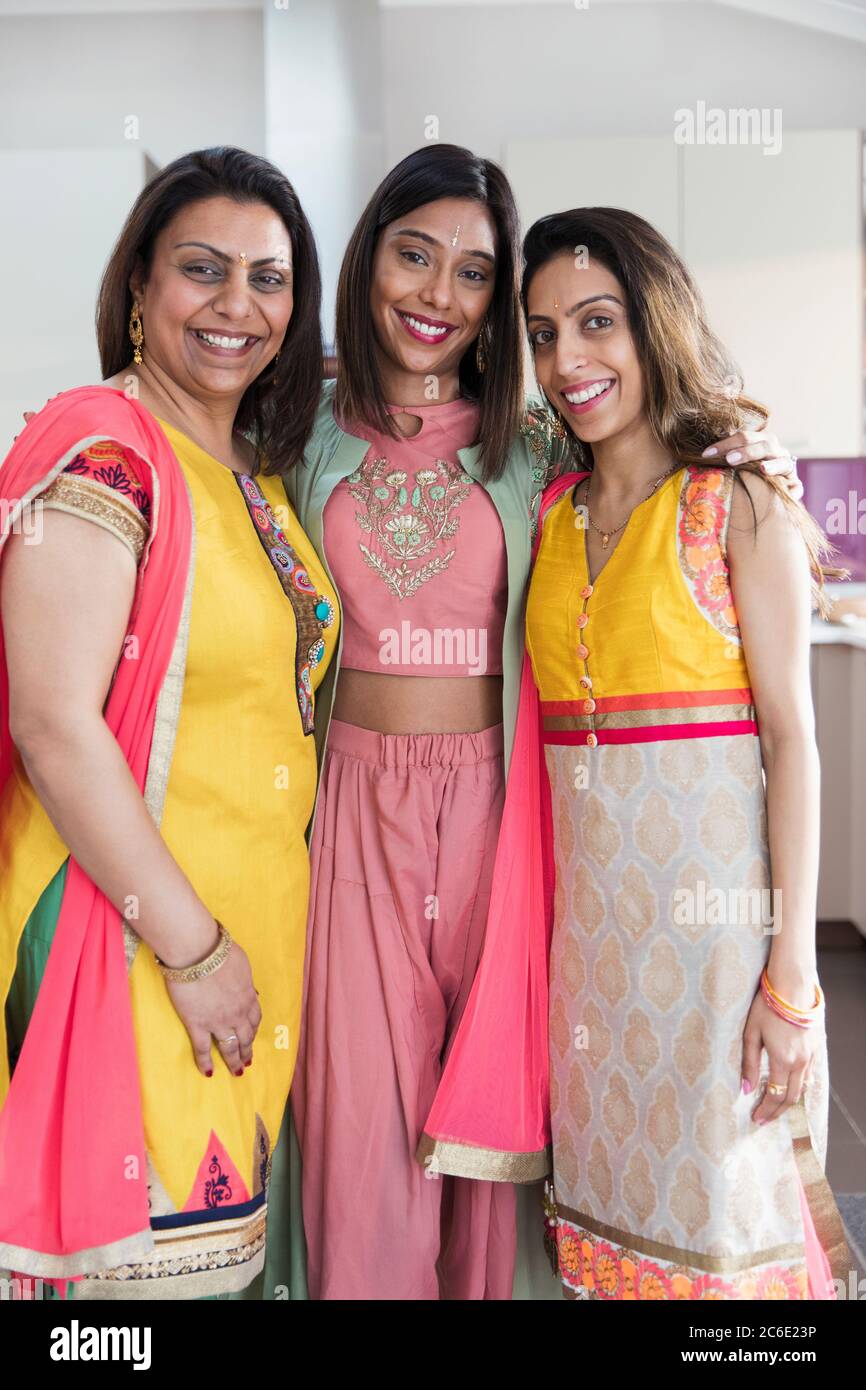 Portrait glückliche indische Schwestern in Saris Stockfoto