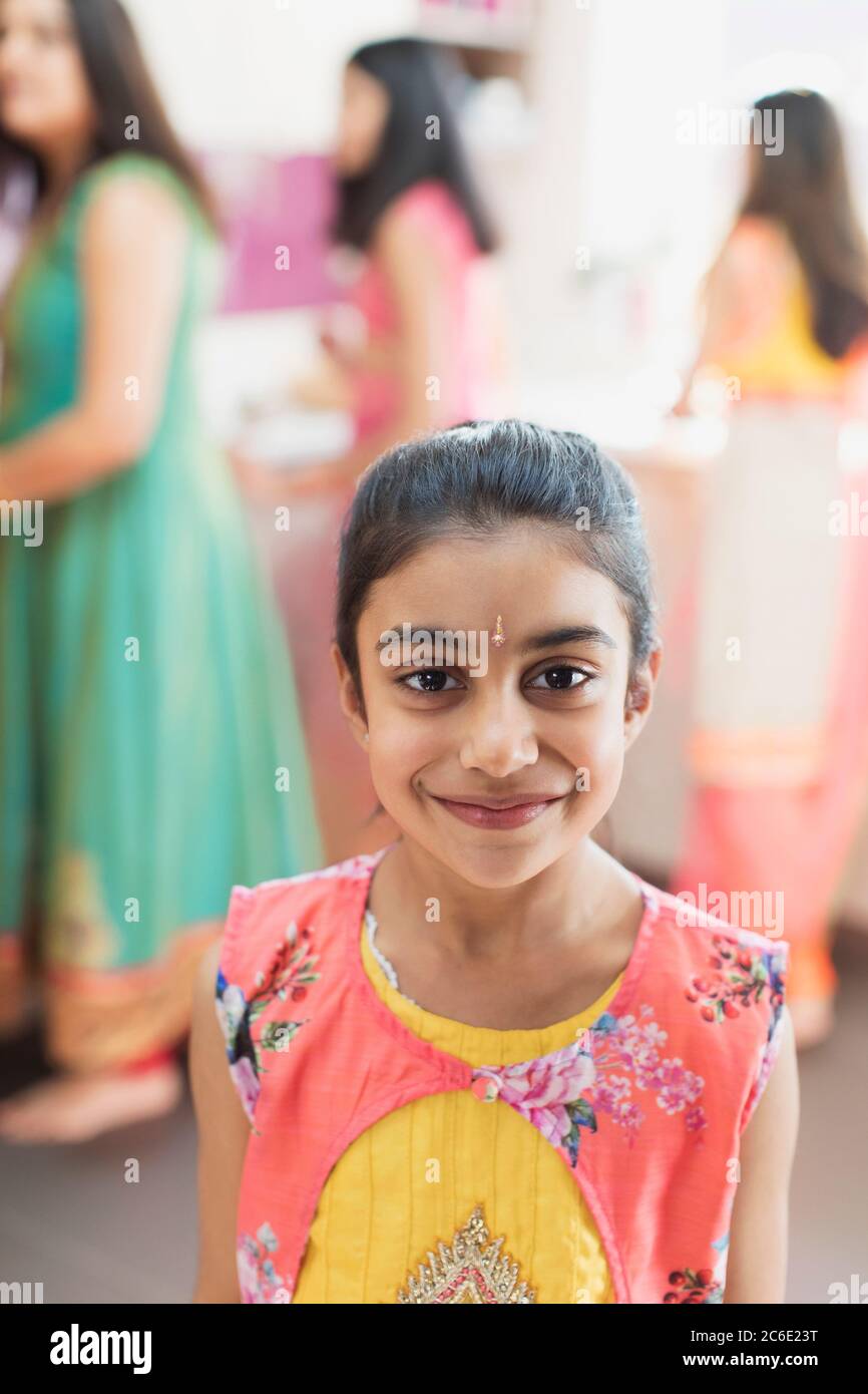 Portrait lächelndes indisches Mädchen in Sari und binden Stockfoto