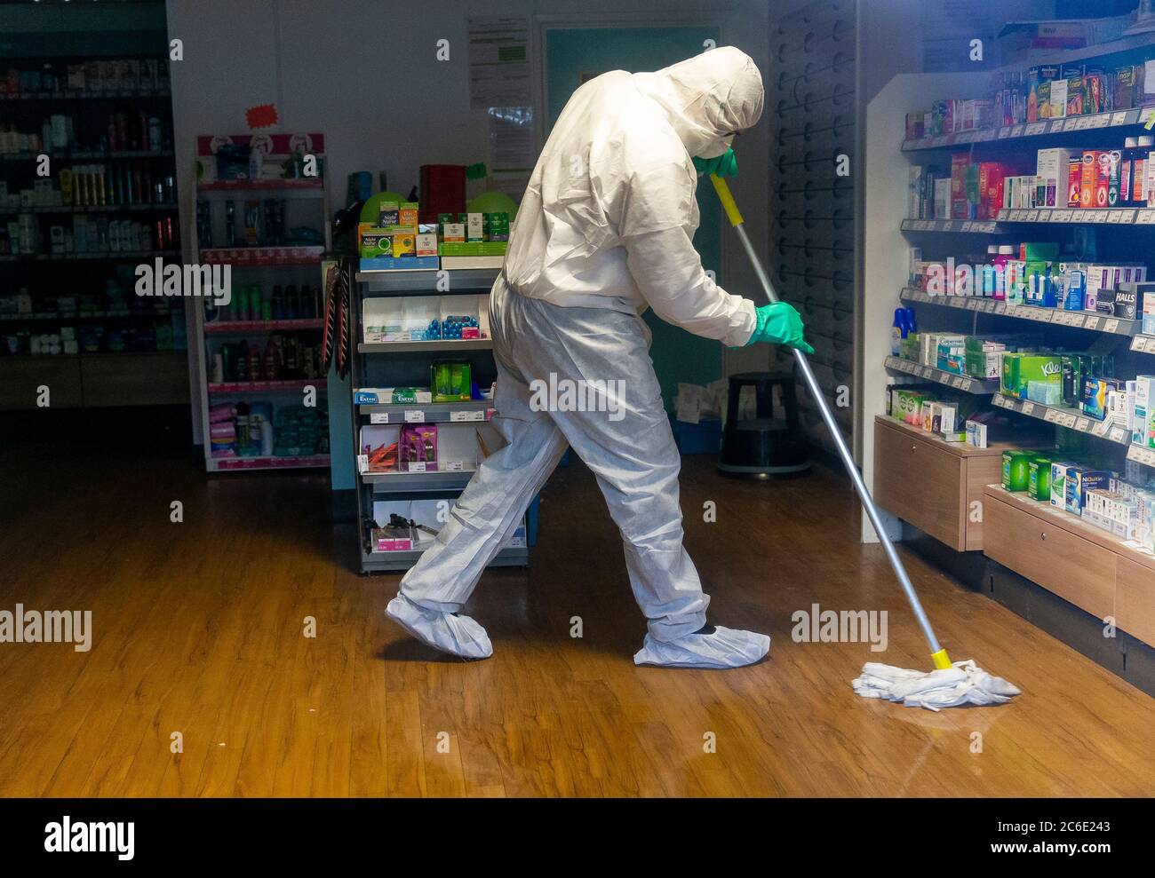 Männer in weißen Anzügen Clean County Oak Medical Center in Brighton, wo ein Hausarzt erkrankt wurde.vier neue Fälle des Coronavirus wurden heute bekannt gegeben. Patienten werden jetzt in London behandelt. Stockfoto