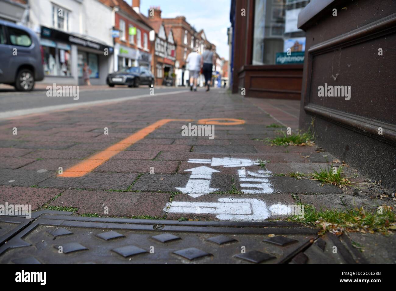 Geschäfte, die am 15. Juni 2020 zurückkehren, als die Coronavirus Covid-19 Pandemic Lockdown allmählich aufhebt.der rat hat Godalming High Street in Surrey mit Linien, Pfeilen und farbigen Aufforderungen besprüht, um Kunden zu helfen, sobald es wieder zurück. Eine strikte soziale Distanzierung von zwei Metern ist noch vorhanden. Bild aufgenommen am 27. Mai 2020 Stockfoto