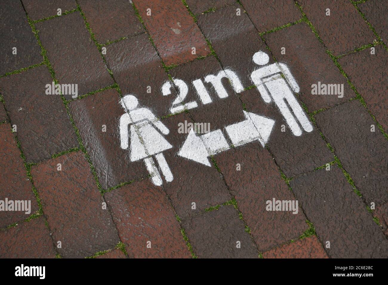 Geschäfte, die am 15. Juni 2020 zurückkehren, als die Coronavirus Covid-19 Pandemic Lockdown allmählich aufhebt.der rat hat Godalming High Street in Surrey mit Linien, Pfeilen und farbigen Aufforderungen besprüht, um Kunden zu helfen, sobald es wieder zurück. Eine strikte soziale Distanzierung von zwei Metern ist noch vorhanden. Bild aufgenommen am 27. Mai 2020 Stockfoto