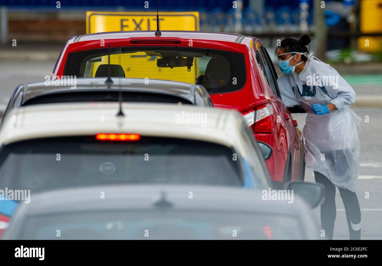 NHS-Mitarbeiter werden am 02. April 2020 auf einem IKEA-Parkplatz in der Nähe von Wembley auf Coronavirus in einem Drive-Through-Center im Norden Londons getestet Stockfoto