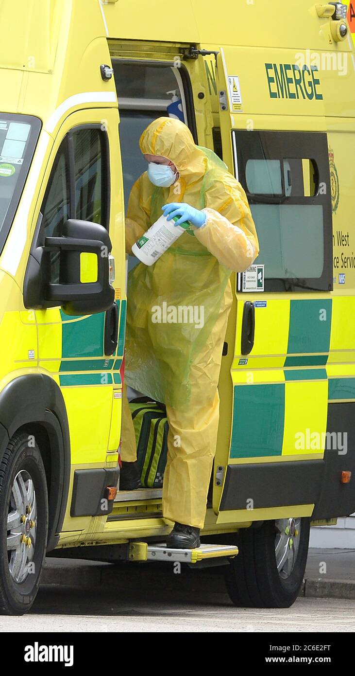 Sanitäter und Pflegepersonal in Schutzkleidung vor dem Royal Liverpool Hospital auf Merseyside, um Patienten zu helfen, die Ausbreitung der COVID-19 Coronavirus-Pandemie zu begrenzen. Am 03. April 2020 in Liverpool, England. Stockfoto
