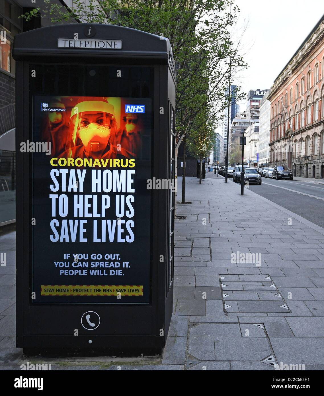 Verlassenes Liverpool Geschäftsviertel in der Rush Hour auf Old Hall Street und NHS Nachricht. April 2020. Stockfoto