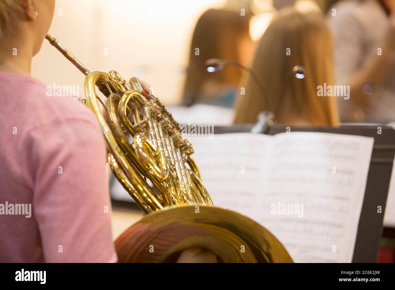 Frau spielt französisches Horn Stockfoto