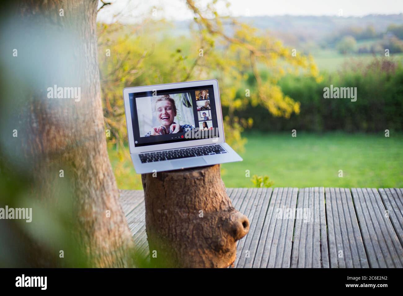 Freunde Video chatten auf Laptop-Bildschirm auf idyllischen Balkon Stockfoto