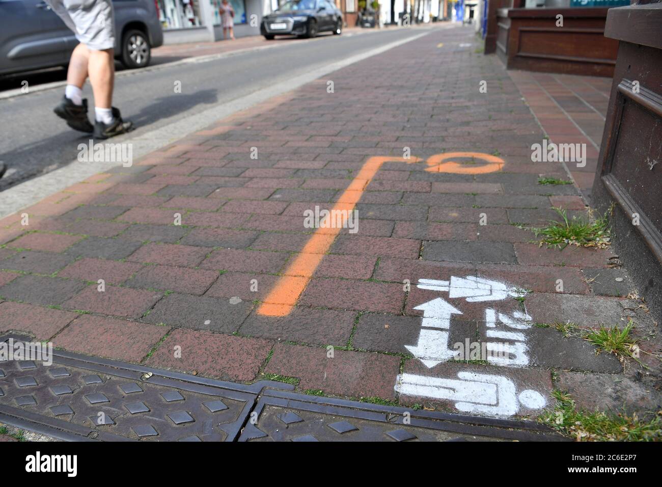 Geschäfte, die am 15. Juni 2020 zurückkehren, als die Coronavirus Covid-19 Pandemic Lockdown allmählich aufhebt.der rat hat Godalming High Street in Surrey mit Linien, Pfeilen und farbigen Aufforderungen besprüht, um Kunden zu helfen, sobald es wieder zurück. Eine strikte soziale Distanzierung von zwei Metern ist noch vorhanden. Bild aufgenommen am 27. Mai 2020 Stockfoto