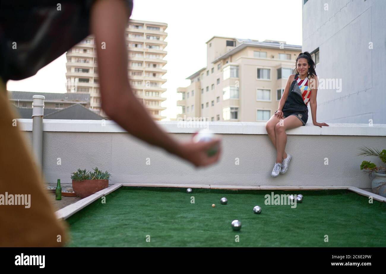 Junges Paar spielt Bocce Ball auf städtischen Dach Stockfoto