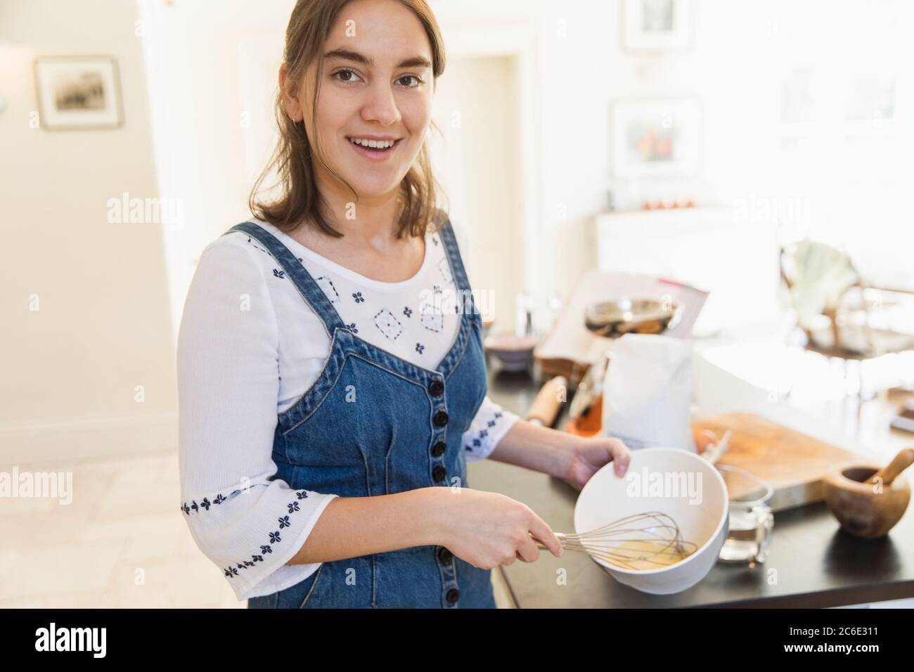 Portrait zuversichtlich Teenager-Mädchen Backen in der Küche Stockfoto