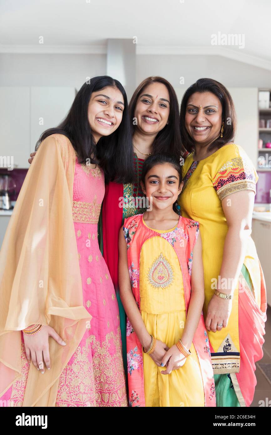 Portrait glückliche indische Mütter und Töchter in Saris Stockfoto