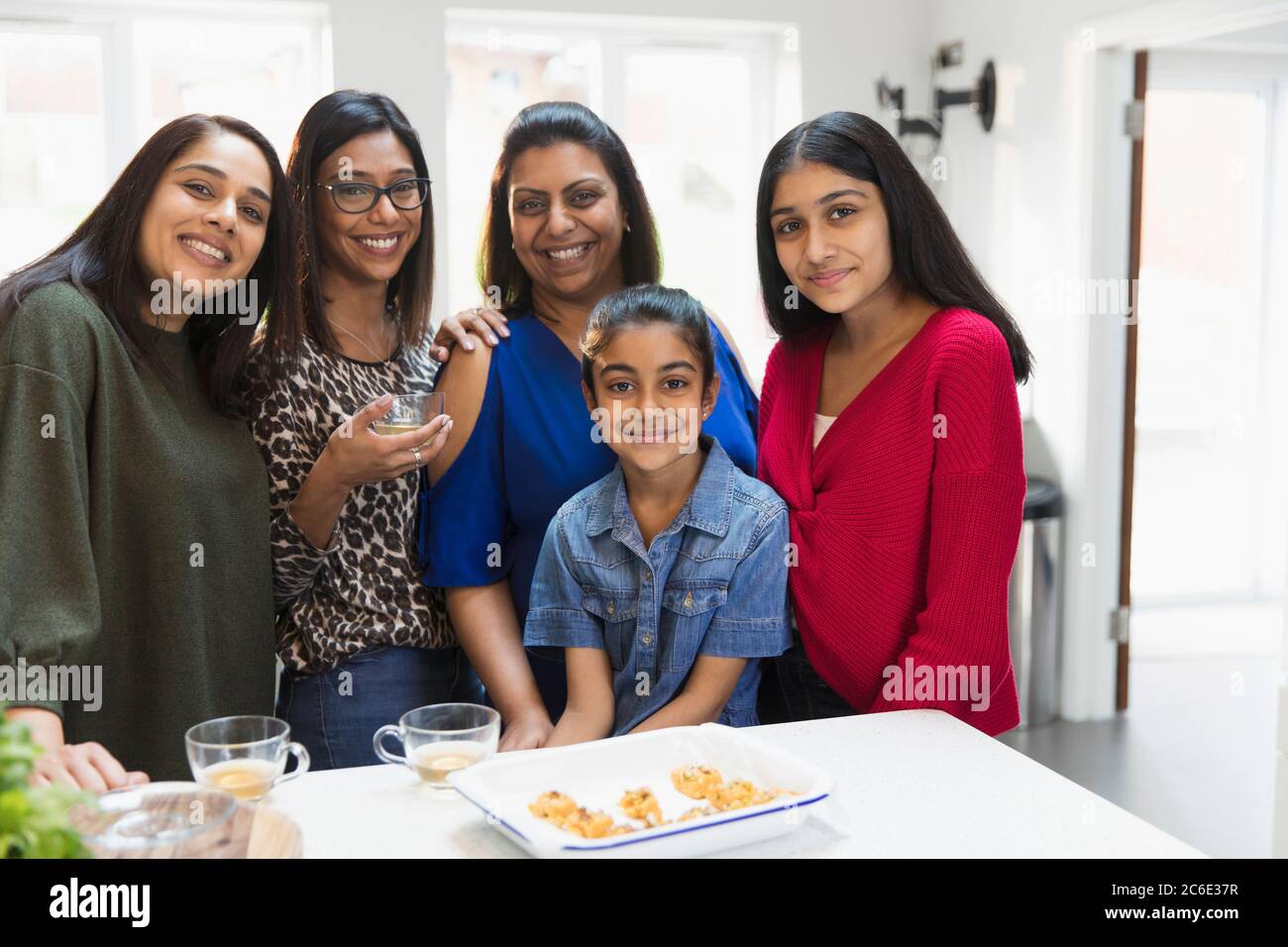 Portrait glücklich indischen Frauen und Mädchen in der Küche Stockfoto