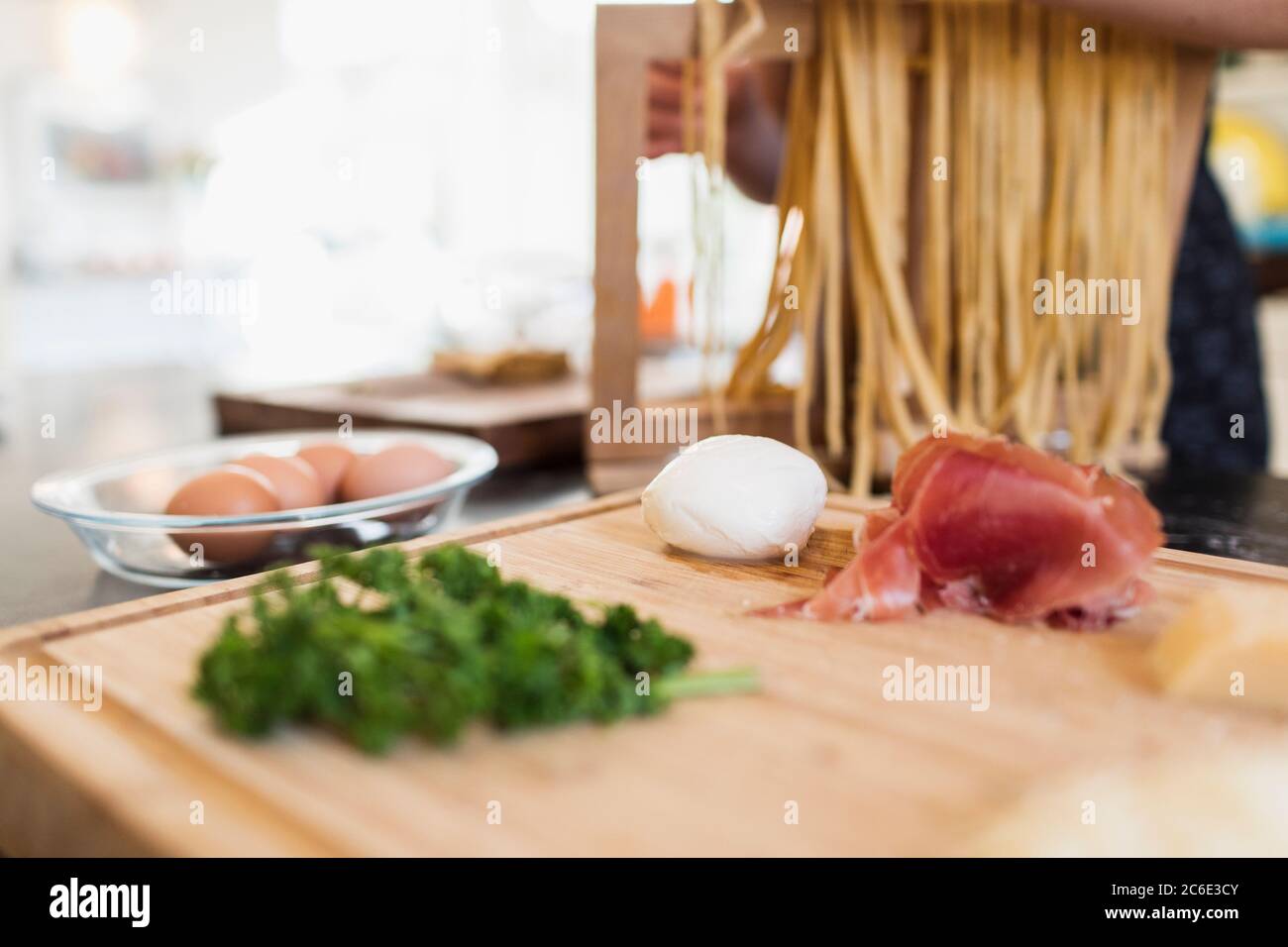 Frische Pasta-Zutaten in der Küche Stockfoto