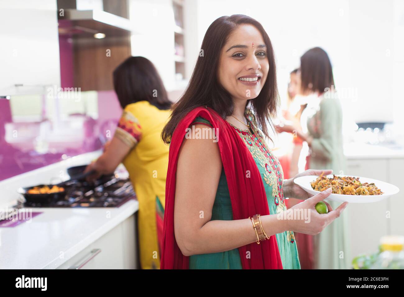 Portrait glücklich indisch Frau in sari Kochen Lebensmittel in der Küche Stockfoto