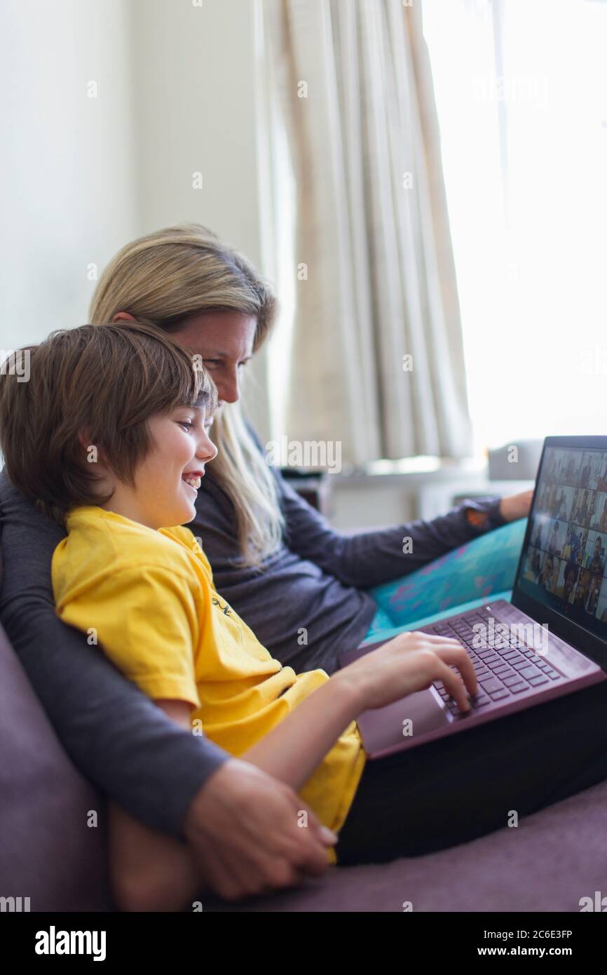 Mutter und Sohn mit Laptop-Video chatten auf dem Sofa Stockfoto